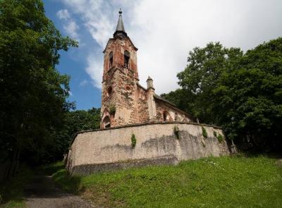 Neobyčejný kostel sv. Jiří stojí v Lukové