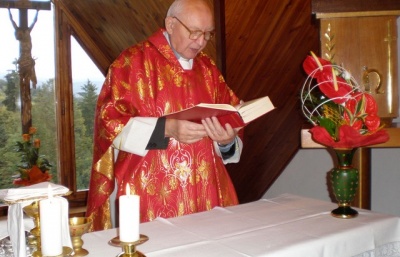 Přes tisíc lidí se účastnilo pohřební slavnosti za život kněze Bohumila Koláře