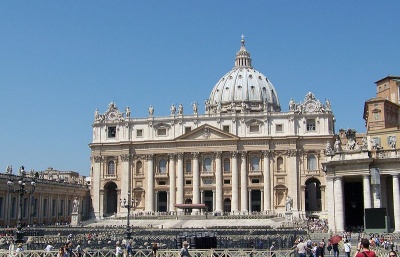 V Itálii jsou od pondělí povoleny bohoslužby, ve Francii až v červnu. Soud uzavření ale zřejmě změní