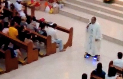 Filipínská církev pokárala kněze, který na mši jel na hoverboardu