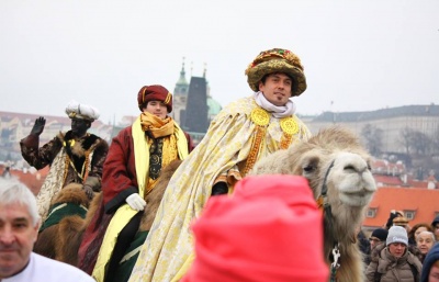 Centrem Prahy a Příbramí projel průvod se třemi králi na velbloudech