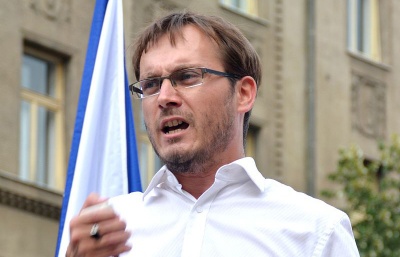Nacionalistická strana Adama Bartoše se snaží poškodit Tříkrálovou sbírku, šíří fámy o jejím účelu