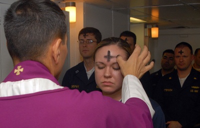 Popeleční středou vstupují křesťané do čtyřicetidenního půstu