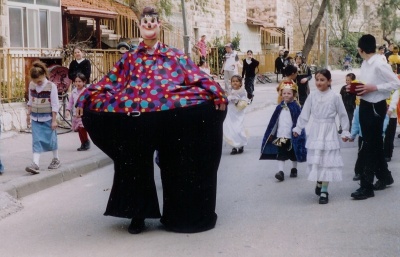 Nejveselejší židovský svátek Purim předchází letošní Velikonoce