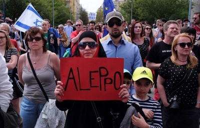 Bombardované Aleppo vyzývá k modlitbám za mír