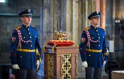 Při mši k výročí Karla IV. byla vystavena Svatováclavská koruna, zúčastnil se i Zeman