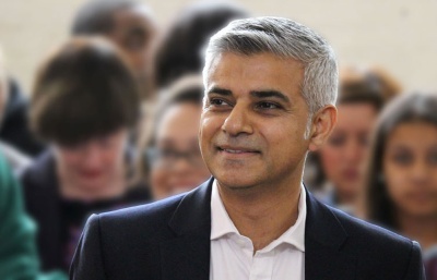 První muslimský primátor v čele Londýna. Ustojí Britové roli přepisovatele dějin? 