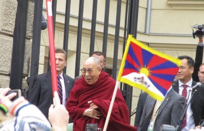 Češi ve videopozdravu přejí dalajlamovi k 85. narozeninám. Připojil se i Halík nebo Pánek