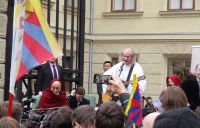 Dalajlama je unavený, nebude cestovat do ciziny. Jeho poslední návštěva v Česku vyvolala spory