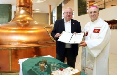 Prazdroj pošle na Velikonoce papeži do Vatikánu pivo se zvonem 