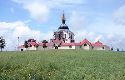 Biskup Cikrle požehnal na žďárské Zelené hoře tři nové zvony 