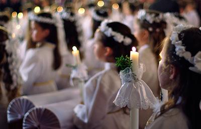 Gazeta Wyborcza: První přijímání, bohaté či chudé, je vždy drahé