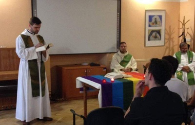 LGBT+ katolíci slavili eucharistickou bohoslužbu. Kardinál nevidí důvody pro speciální pastoraci