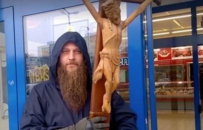 Muž vyrazil na nákup do prodejny Lidl s velkým křížem v rukou
