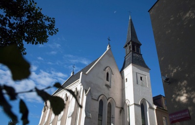 Za dar na obnovu kostela nabízí studenti doučování, výměnu pneumatik i pivo s knězem