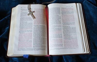 Čína zřejmě zakázala prodej bible na internetu a u velkých knihkupců