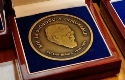 Ústav pro studium totalitních režimů včera ocenil i dva katolické kněze