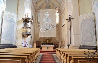 Mladá umělkyně obohatila barokní kostel v krkonošské Rokytnici postní instalací