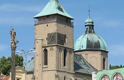 V Havlíčkově Brodě utrhl vítr plech z kopule kostela, zasahují hasiči