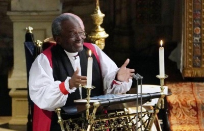 Emotivní proslov na svatbě prince Harryho a Meghan Markleové pronesl americký biskup Curry