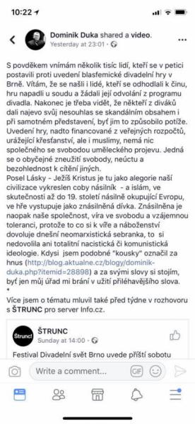 Protestující „Slušní lidé“ narušili kontroverzní inscenaci v Brně, vyvedla je policie