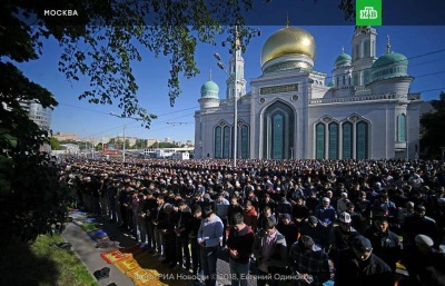 Muslimové po celém světě slaví konec ramadánu. Tisíce i v Moskvě, v New Yorku mají děti prázdniny