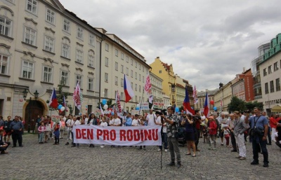 Centrem Prahy prošly dvě stovky podporovatelů tradičních rodin 