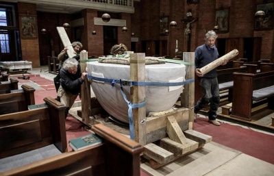 V Plečnikově kostele je nový oltář, navrhl ho Pleskot