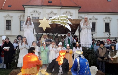 Stovka lidí vytvořila v Rajhradě živý betlém se zvířaty