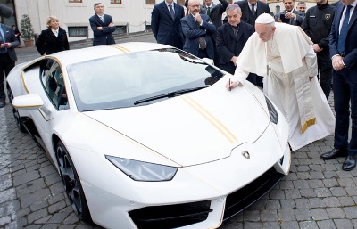 Čech vyhrál v charitativní loterii papežovo Lamborghini Huracán