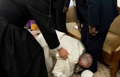 Papež líbal nohy lídrům z Jižního Súdánu, prosil je o mír