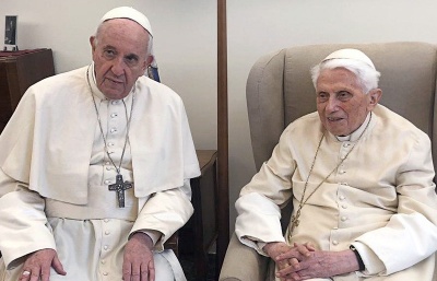 Proč nemá smysl stavět oba papeže proti sobě