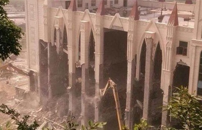 Čínské úřady prý začaly bourat velký kostel ve městě Wen-čou