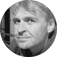 Přetváření systému antisystémem a paralely s církví