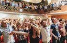 Le Figaro: Britská mládež horuje pro The Sunday Assembly, křesťanské obřady bez Boha
