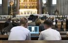 Vídeňští studenti využívají kvůli viru jako studovnu i kostel