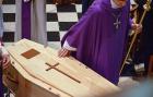 Počty církevních pohřbů rok od roku klesají