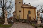 Kříž z trámů z tornádem poničeného kostela bude mít papež na Slovensku na pódiu