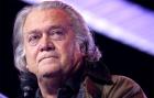 Bývalý poradce Trumpa Bannon si psal s Epsteinem: „Sundám Františka“