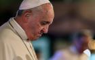 Papež svět vyzval, aby myslel na bombardované Ukrajince, poděkoval Polákům