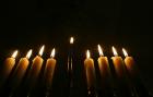 Židé v Praze zahájili chanuku, vrchní rabín zapálil svíci