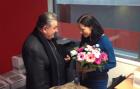 Kardinál Duka přinesl květinu redaktorce Radiožurnálu, která ho “vypnula”