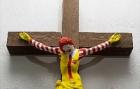 Z výstavy v Haifě odstraní po protestech ukřižovaného klauna McDonalda