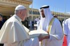 Papež na závěr návštěvy v Emirátech celebroval mši na stadionu