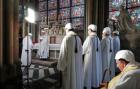 V Notre-Dame se konala první bohoslužba od dubnového požáru. Věřící museli mít přilby