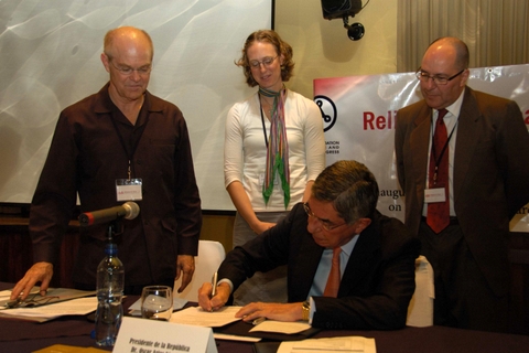 Prezident Kostariky Óscar Arias podepisuje petici Arms Down!
